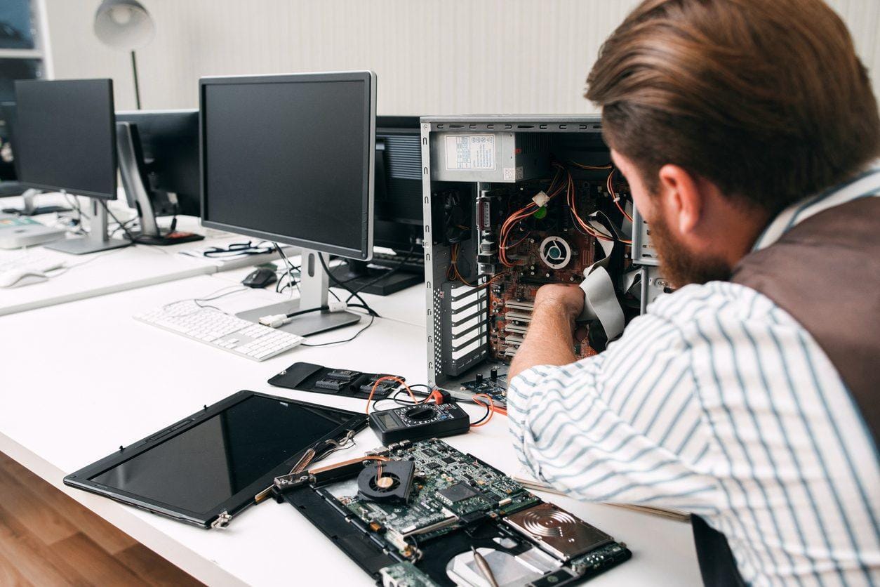 IT Hardware, Hardware, Man bezig een met een computer